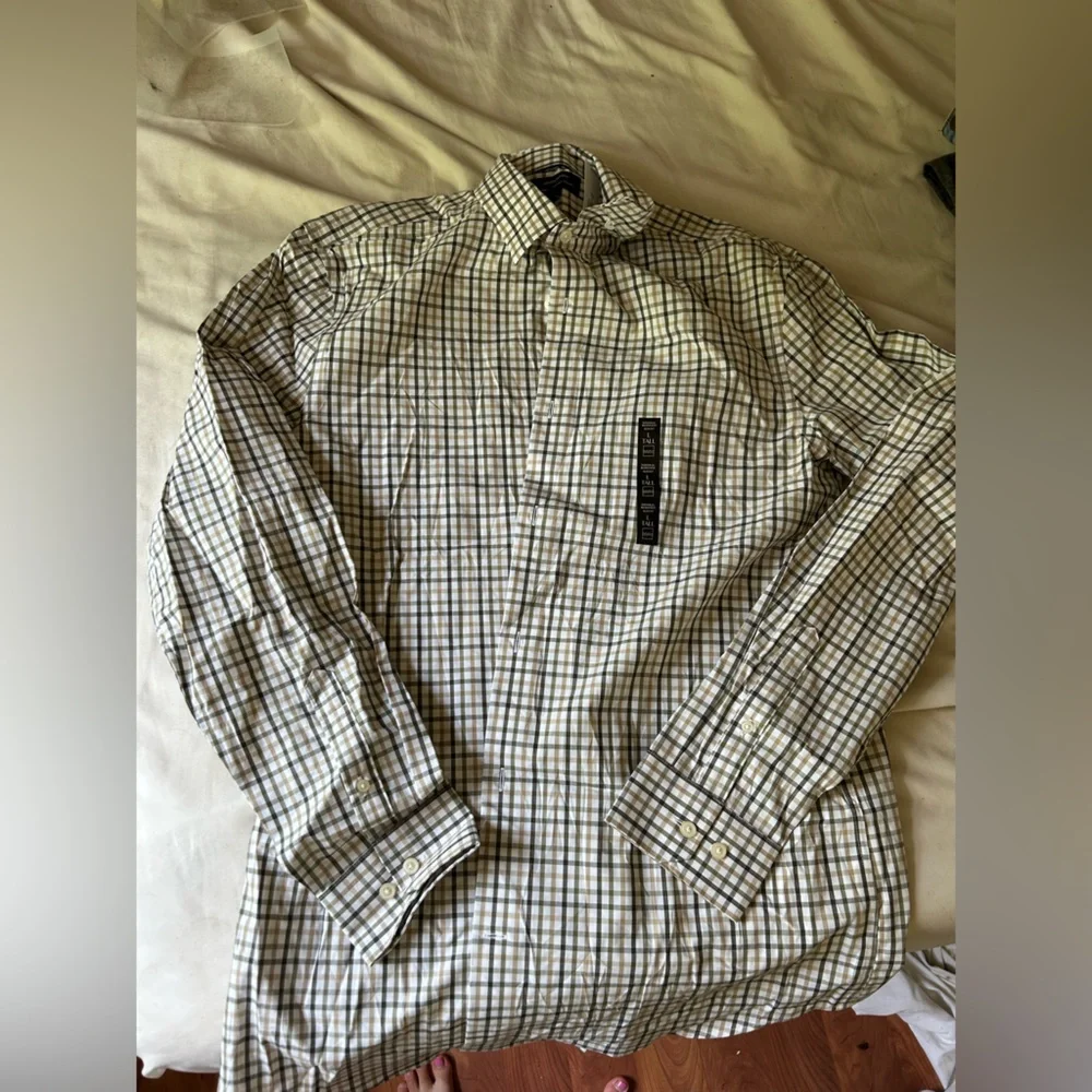 Banana Republic Men’s Dress Shirt in White with Blue and Brown Plaid